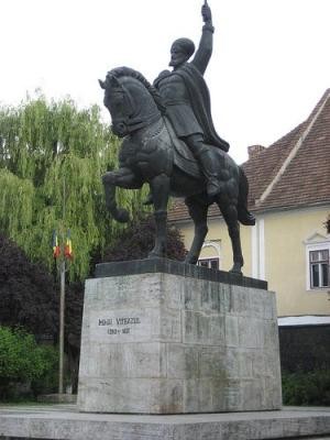 Elev al profesorului Dimitrie Paciurea a fost și sculptorul Ion C.Dimitriu-Bârlad (1890-1964), cel care a realizat prima statuie ecvestră a lui Avram Iancu și care a fost amplasată în centrul orașului Târgu Mureș, mai precis în locul unde se află în prezent Statuia ostașului român. Acea primă statuie a lui Avram Iancu a fost definitivată în anul 1927 și a fost dezvelită de ziua regalității, pe 10 mai 1930. Urmare a Dictatului de la Viena statuia ecvestră a lui Avram Iancu a fost mutată la Câmpeni, în județul Alba. O altă statuie, cea denumită Monumentul latinității sau Lupa Capitolina cum mai este cunoscută - cea originală - a fost și ea mutată, dar la Turda. Statuile originale nu au mai revenit în Târgu Mureș după reintegrarea Transilvaniei de nord la patria mamă, ele fiind însă înlocuite cu altele. Spre exemplu, o nouă statuie ecvestră a lui Avram Iancu - cea pe care o admirăm astăzi - a fost realizată în 1978 de sculptorul Florin Codre, aceasta fiind amplasată în fața Catedralei mari ortodoxe din Târgu Mureș. O nouă statuie Lupa capitolina a fost dezvelită la 30 noiembrie 1991, ea fiind o reproducere după cea originală aflată la Turda încă din septembrie 1940 și se află ampalsată în fața sediului Prefecturii Mureș.    
