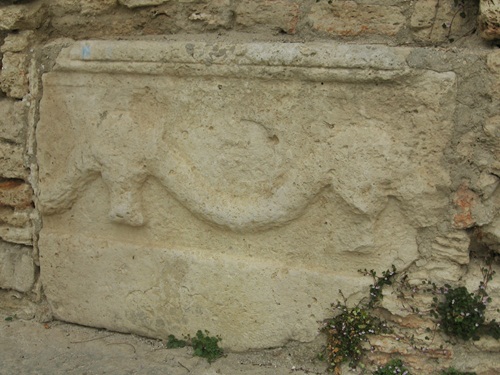 Basorelieful cu Bucranii și ghirlande de flori – vechi motiv getic - prins în zidul ce protejează terasele Castelului și Grădinile Reginei Maria a României din Balcic – Bulgaria